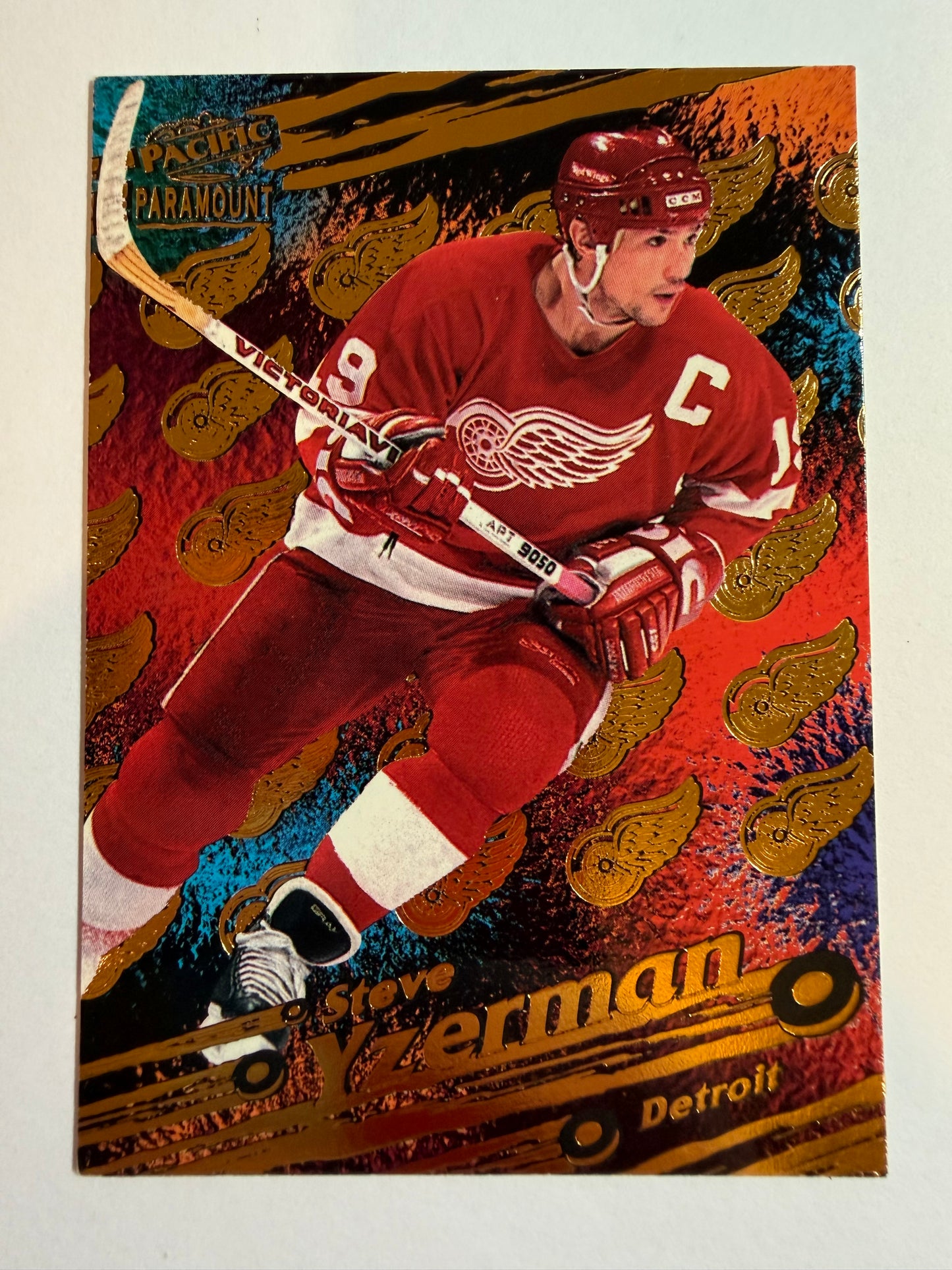 STEVE YZERMAN - 1997 Pacific Paramount Canadian Greats #7
